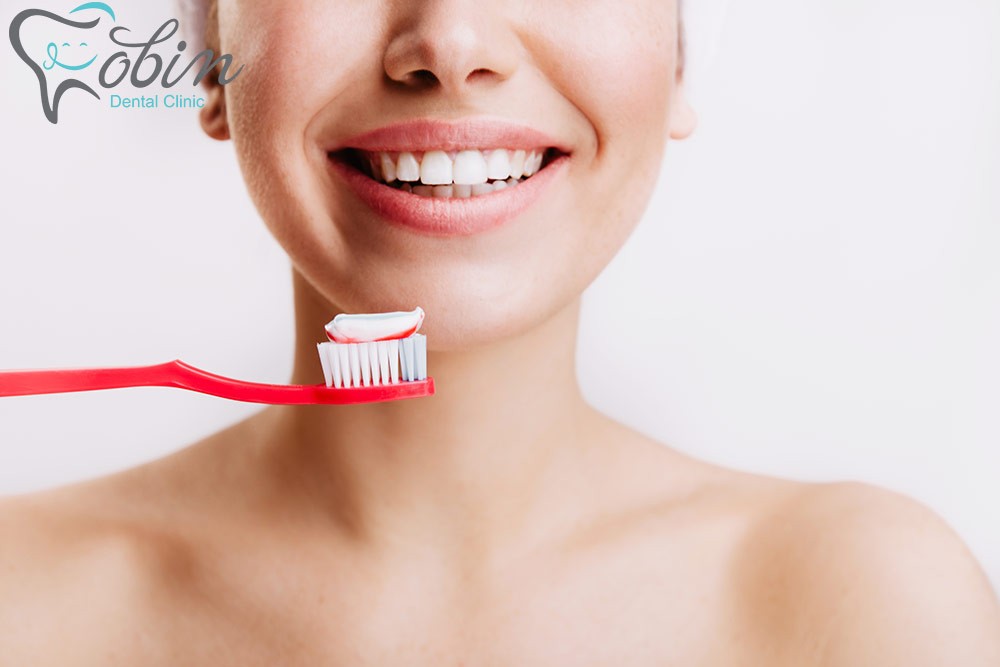 شستشوی دندان‌ها به صورت منظم پس از کامپوزیت، بسیار مهم است.